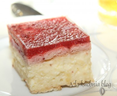 ciasto budyniowe MUS Truskawkowy galaretka  masa herbatniki bez pieczenia przepis łatwe szybkie