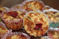 muffinki truskawka rabarbar płatki migdałowe kruszonka ciasteczka mufinki