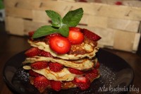 amerykańskie pancakes  z truskawkami naleśniki truskawki