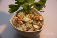 sałatka seler naciowy orzechy włoskie winogrona jogurt 