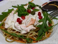 Spaghetti łosoś kapary granat rukola makaron czosnek śmietana