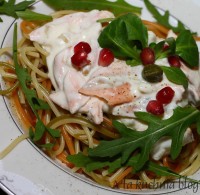 Spaghetti łosoś kapary granat rukola makaron czosnek śmietana