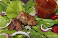 szpinak wątróbka sos malinowy maliny cebula francuska musztarda