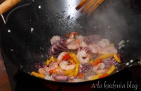 makaron ośmiornice krewetki estragon chili azja mleczko kokosowe