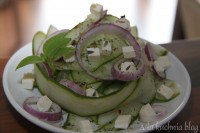 mizeria inaczej feta czerwona cebula zioła lawenda nagietek