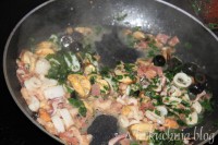 pasta frutti di mare omółki krewetki kalmary makaron oliwki czarne 