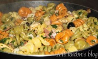 pasta frutti di mare omółki krewetki kalmary makaron oliwki czarne 