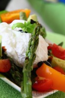 salatka avocado szparagi pomidor jajko w koszulce sos balsamiczny sałata