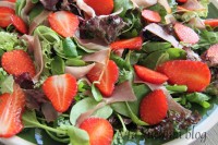 sałatka truskawki szpinak szynka schwarzwald prosciutto lekka balsamico krem balsamiczny truskawki truskawek baby spinach