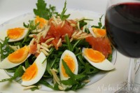 sałatka rukola losoś migdały jajka